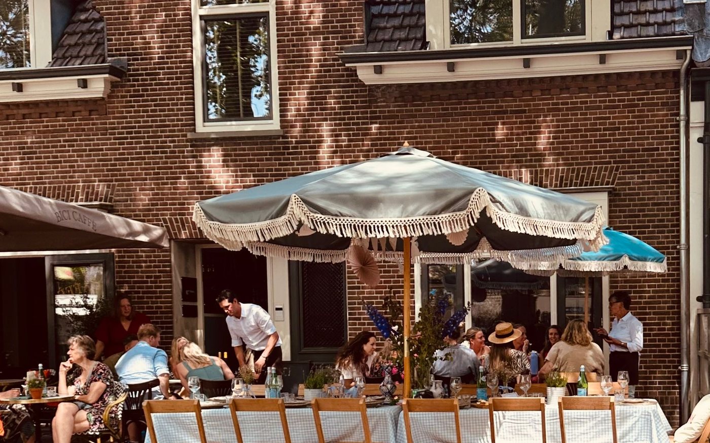 Het terras van Bici Caffè aan het Plein in Houten