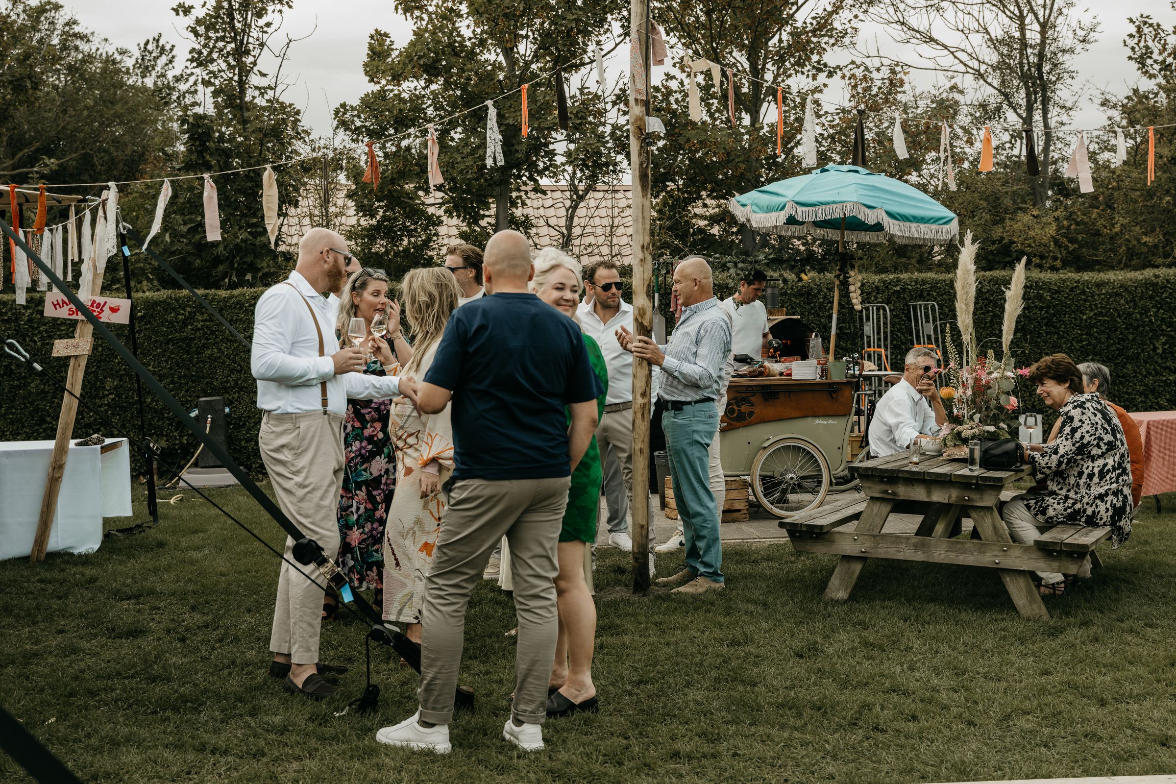Gasten op een tuinfeest met de Koffiefiets en IJsfiets